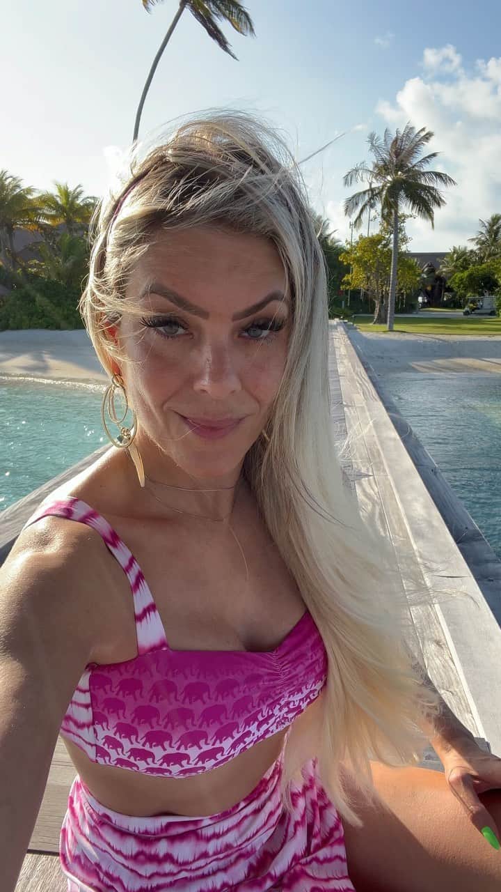 レナータ・ファンのインスタグラム：「“Se achando a Paris Hilton”, rsrs! #sqn brincadeiras de lado, o astral e o humor estão batendo recordes!!! Te dedico @rafaelfan 🙏🏻🦋☀️👙🏖🐠🚴🏻🌎 #maldives #ferias #vacation #vacanza #vacances #vacaciones」