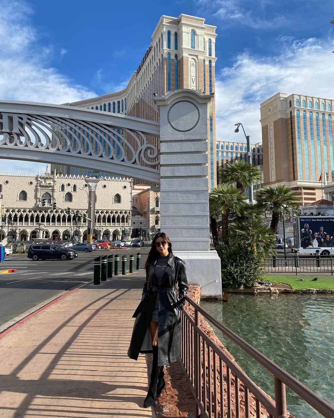 イ・ナリのインスタグラム：「우헤헤 #😎 돌아가고싶다~ 백불로 팔백뷸 만든날 #🤑 . #lasvegas」