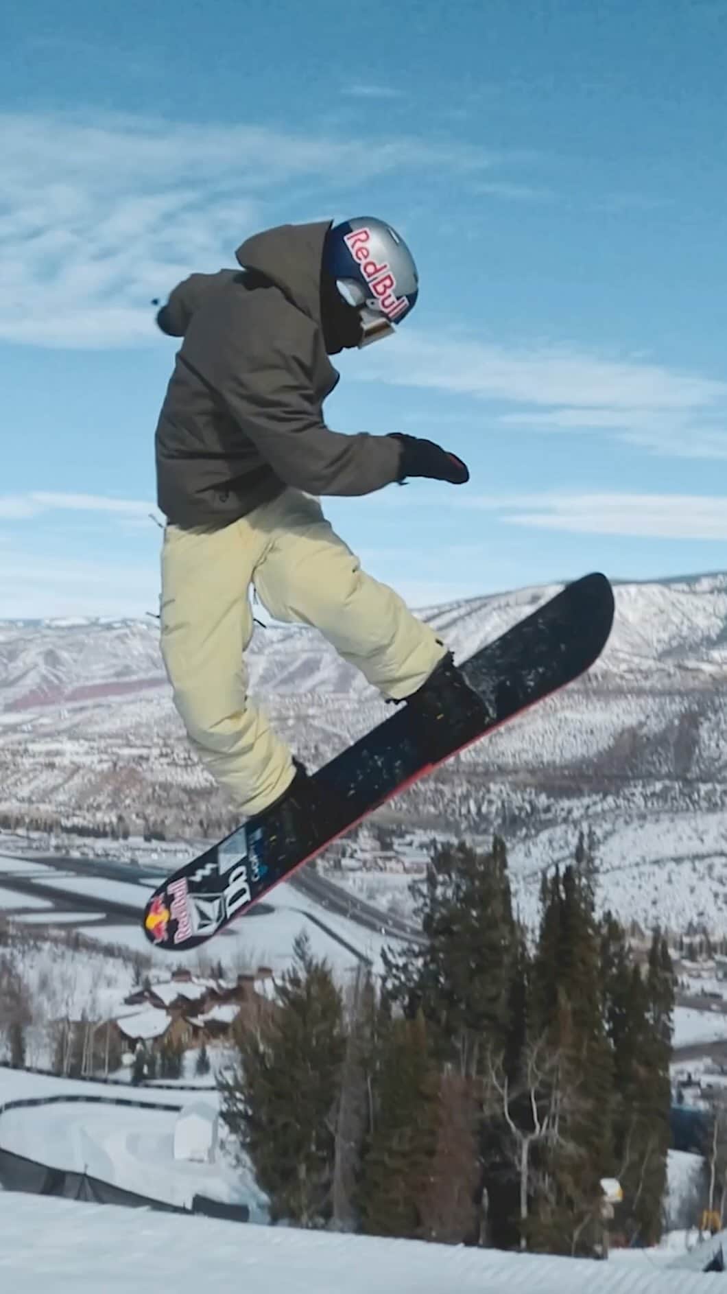 マルクス・クリーブランドのインスタグラム：「X Games Aspen 2022 (@xgames) begin today and Norwegian professional snowboarder Marcus Kleveland (@marcuskleveland) is ready to go big or go home. 🏂 🏔 💯 The 22-year-old is competing in three events this weekend: men’s snowboard big air, snowboard slopestyle and fan-favorite snowboard knuckle huck.  “The Knuckle Huck is one of the most fun events throughout the year,” says Marcus, who helped inspire the event when he posted videos of himself performing tricks off of the “knuckle,” a curved section between the flat tabletop and the steep landing of a jump. “I just loved to play around on the knuckle, and it’s actually crazy to have it in the games.”  Right now on our story, join Marcus on the slopes as he prepares for #XGames.  Reel by @marcuskleveland  Music by @meekmill」