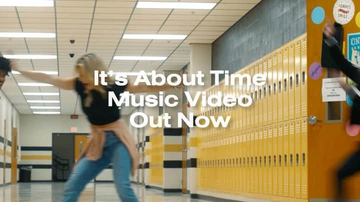 ケビン・クインのインスタグラム：「So excited that I finally get to share this with you all! The music video for “It’s About Time” is up now on YouTube!」