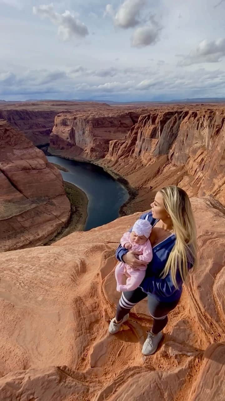 Lauren Drain Kaganのインスタグラム：「🐎Horseshoe Bend🧲American travel inspo - Does anyone know where this is? I took @ariaskyekagan here at 2.5 months and now 2 years later 😍🥰 Follow my page @laurendrainfit for travel and fitness inspo.」