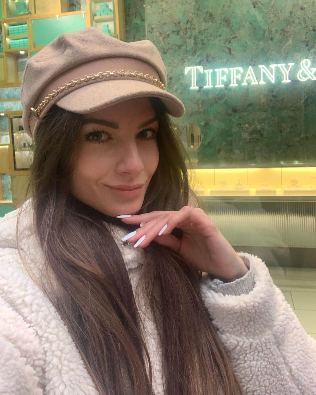 Karolina Bojarさんのインスタグラム写真 - (Karolina BojarInstagram)「Parisian girl in NYC 💋💁🏻‍♀️  Ciekawostką z pogranicza prawa i mody jest fakt, że słynny kolor „Tiffany Blue”, będący wdzięcznym tłem mojego selfie, jest zarejestrowanym znakiem towarowym Tiffany&Co. Taka rejestracja koloru per se była możliwa ze względu na nabycie przez niego wtórnej zdolności odróżniającej. Mówiąc prosto, stał się rozpoznawalny w takim stopniu, że kojarzy się konsumentom właśnie z tą konkretną marką. 💎 Innymi kolorami zarejestrowanymi jako znaki towarowe są np. fiolet Milki lub neonowa magenta (tudzież wściekły róż, jak kto woli) T-mobile.   #NYC #USA #shopping #Tiffany #holidays #fashionlaw #IPlaw #TiffanyBlue #nofilterneeded」1月22日 3時57分 - bojarmeow