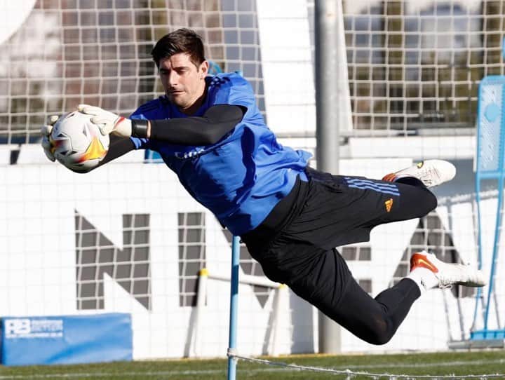 ティボ・クルトゥワのインスタグラム：「Baterías cargadas y preparando el partido del domingo! #HalaMadrid 🤍」