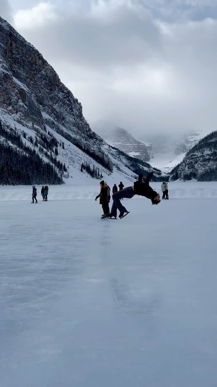 ヴォーン・チピアーのインスタグラム：「It’s flipping Friday!  🎬 @ladylakefrancis ⛸ @auraskates @johnwilsonblades  #backflipfriday #auraskates #lakelouise #johnwilsonblades #banffnationalpark #alberta #bigceleb」