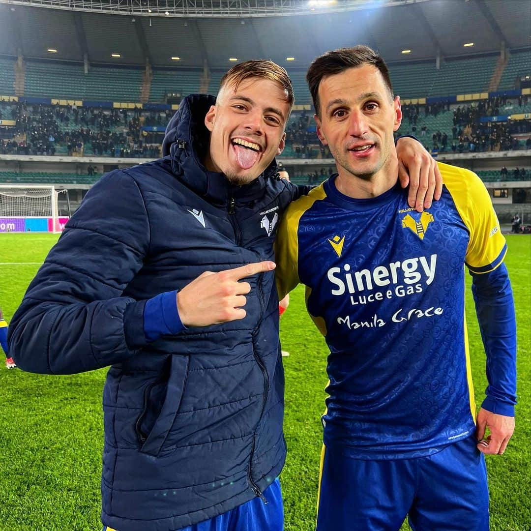 ニコラ・カリニッチのインスタグラム：「𝙃𝘼 𝙎𝙀𝙂𝙉𝘼𝙏𝙊 𝙇𝙐𝙄 👉  😁💛💙➕3️⃣  #DaiVerona #VeronaBologna #SerieATIM #Kalinic #Ilic」