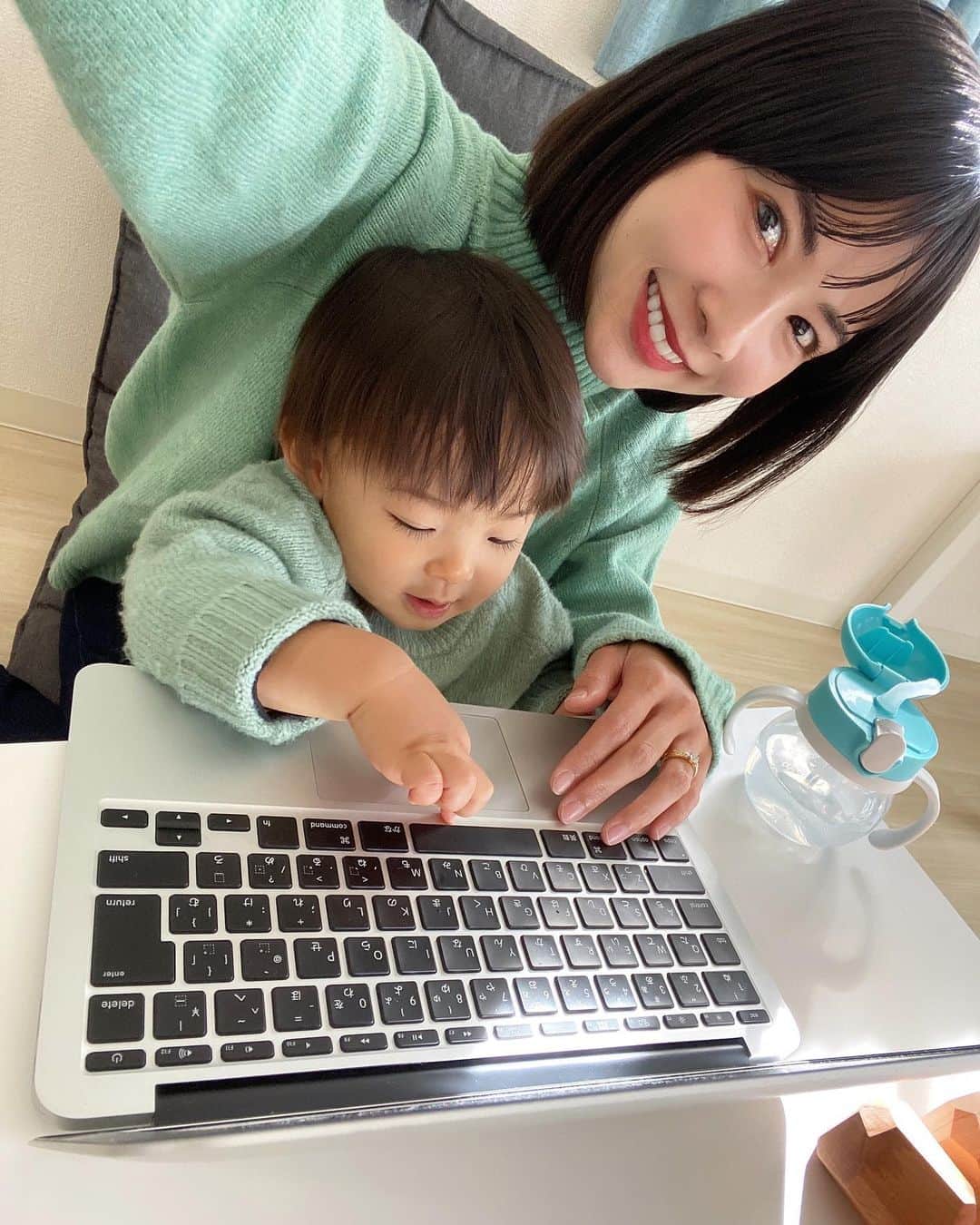 阪本智子さんのインスタグラム写真 - (阪本智子Instagram)「💻♡  以前書いた｢Fammママ専用スクール｣の 体験授業を受けました💗  体験前に近藤千尋さんの就任式があったんですが、 そこで言われていた"育児や家事をしつつ働くママの苦労"に共感✨  体験授業では実際にPhotoshopを使って バナーを作りましたよ🖼  説明もわかりやすく初めはスムーズだったんですが、 途中から碧羽怪獣のキーボード連打が始まってちょこちょこ中断💻⋆͛🦖⋆͛  改めてベビーシッターさんは必要だなと実感しました😅💦  実際のFammウェビナーでは、 受講中に無料でシッターを利用できるのでしっかり集中できるのが嬉しいです ね✨  第二回目のウェビナーも開催予定で、 無料での電話説明会は毎日開催されているので、 気になる方はぜひ「Famm　スクール」で検索してみて　一歩踏み出してみてください☺️🎶  公式アンバサダーの近藤千尋さんも同じ#Fammはがんばるママを応援します ！のハッシュタグで活動中です！  #Webデザイナー #ママ #ママさんと繋がりたい #子育て #育児 #在宅ワーク #在宅ワークをはじめよう #無料ベビーシッター #Fammはがんばるママを応援します！#ウェビナー #スキルアップ #おうちでスキルアップ #キャンペーン #受講料無料キャンペーン実施中 #未経験歓迎 #PR #阪本智子」1月22日 8時14分 - tomoko_sakamoto423