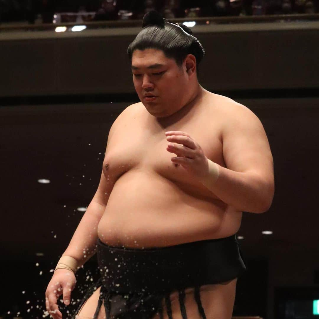 日本相撲協会さんのインスタグラム写真 - (日本相撲協会Instagram)「大相撲一月場所 十三日目！ 優勝争いは、照ノ富士、御嶽海が2敗で並走、3敗は阿炎、琴ノ若。 三役を目指す力士の活躍に期待です。  @sumokyokai  #大相撲 #sumo #相撲 #力士 #お相撲さん #japanphoto #sumowrestlers #japanculture  #一月場所 #1月場所 #初場所 #東京 #両国 #照ノ富士 #御嶽海 #阿炎　#琴ノ若　#豊昇龍　#阿武咲　#玉鷲　#若隆景　#逸ノ城　#宇良」1月22日 8時33分 - sumokyokai