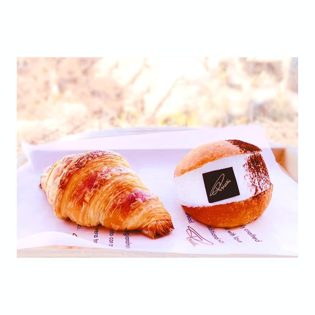 宮本笑里のインスタグラム：「奇跡の焼き立てコルネッティ🥺🧡  バターじゅわり。サックリ、もっちり。  誘惑さん。  #starbucksreserveroasterytokyo  #reserveroastery  #princi #プリンチ #コルネッティ #マリトッツォ」