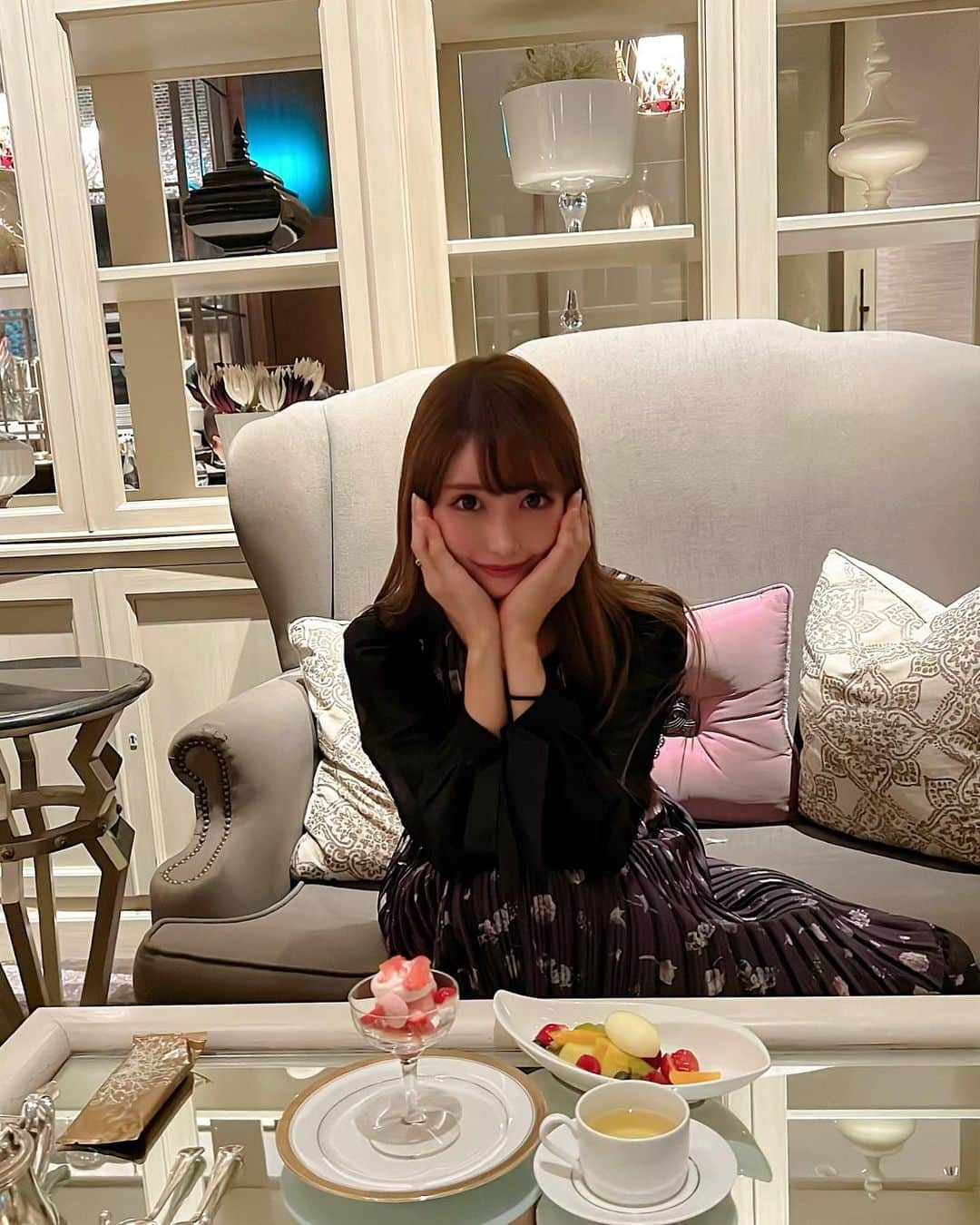 MAYUさんのインスタグラム写真 - (MAYUInstagram)「. ラウンド後のデザートシリーズ🍨🍓✨ 初打ちの時の！載せ忘れてた〜🥺 . 苺のなんとかと、フルーツ、柚子のシャーベットを食べたよ😋💖 名前忘れちゃったけど、苺のなんとかが美味しかった🍓✨ . 顔がぷくぷくですが、今年もたくさん糖分摂取していきたいと思います！✌️ . #ゴルフ女子#ゴルフ初心者#ゴルフ#ゴルフ好き#ゴルフ好きな人と繋がりたい#ラウンド後のスイーツ#スイーツ#デザート#herlipto#sweets#dessert#fruits#fashion#dress#ootd#golf#golflife#golfislife#japan#japanesegirl」1月22日 19時20分 - mayu.kina_golf