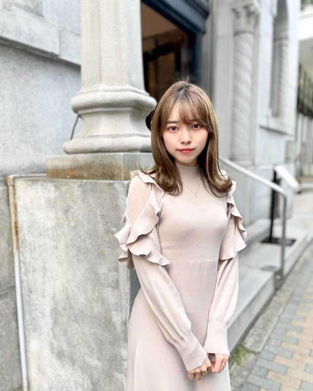 横山キラのインスタグラム：「袖の透け感が可愛いワンピース👗 💕  ニット素材なので寒い日でも着れそうです！  #mercuryduo #マーキュリーデュオ  #冬コーデ #ワンピース #冬ワンピ #フリルワンピ  #pr」