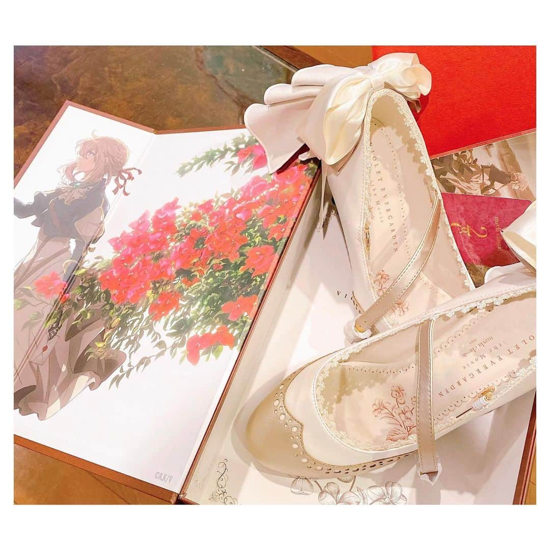 檜山沙耶さんのインスタグラム写真 - (檜山沙耶Instagram)「楽しみにしていた靴が届きました👠 とっても可愛い♡ 良い靴を履くと、良い場所に連れていってくれると聞いたことがあります。 色々落ち着いたら、この靴が似合うような場所にお出かけしたいなあ。  #ヴァイオレットエヴァーガーデン  #maylaclassic」1月22日 19時53分 - sayahiyama