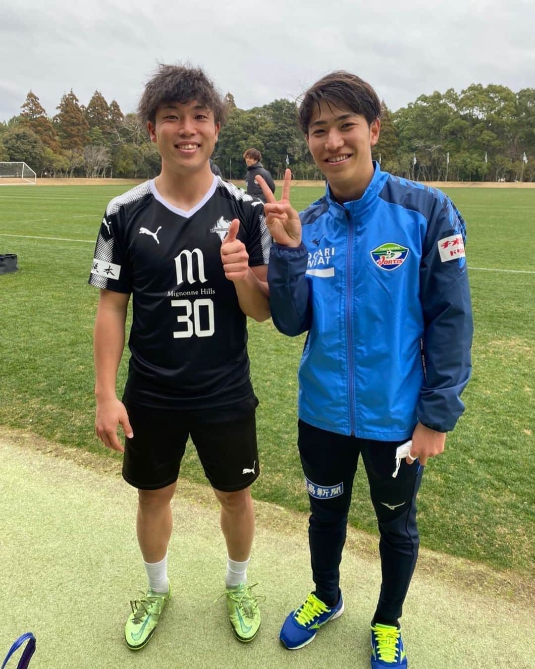 渡井理己のインスタグラム：「久しぶりに高校の同級生と試合しました！ マッチアップもしたし、 なんか凄く不思議な感じでした笑 お互いこれから頑張ろー👍  #徳島ヴォルティス #mizunofootball  #静学 #渡井理己 #東山達稀」