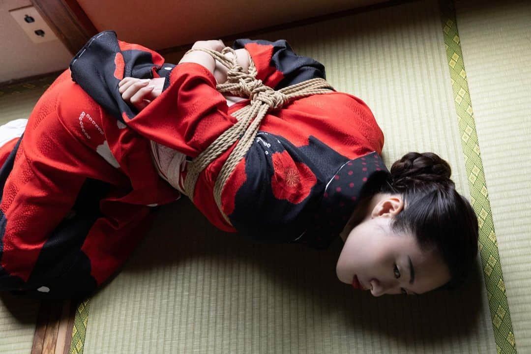 Hajime Kinokoさんのインスタグラム写真 - (Hajime KinokoInstagram)「Japanese traditional shibari  👘Model @kana000w000  Hair and make  @mariko.jk  Photo and rope Hajime Kinoko🇯🇵  If you want my print DM  http://shibari.jp  🙏Please like to comment   #fashion #art  #japaneseart #ropeart #ロープアート #Japan #kimono #jyuban #和室 #shunga #和 #侘び寂び」1月22日 20時28分 - kinoko_shibari