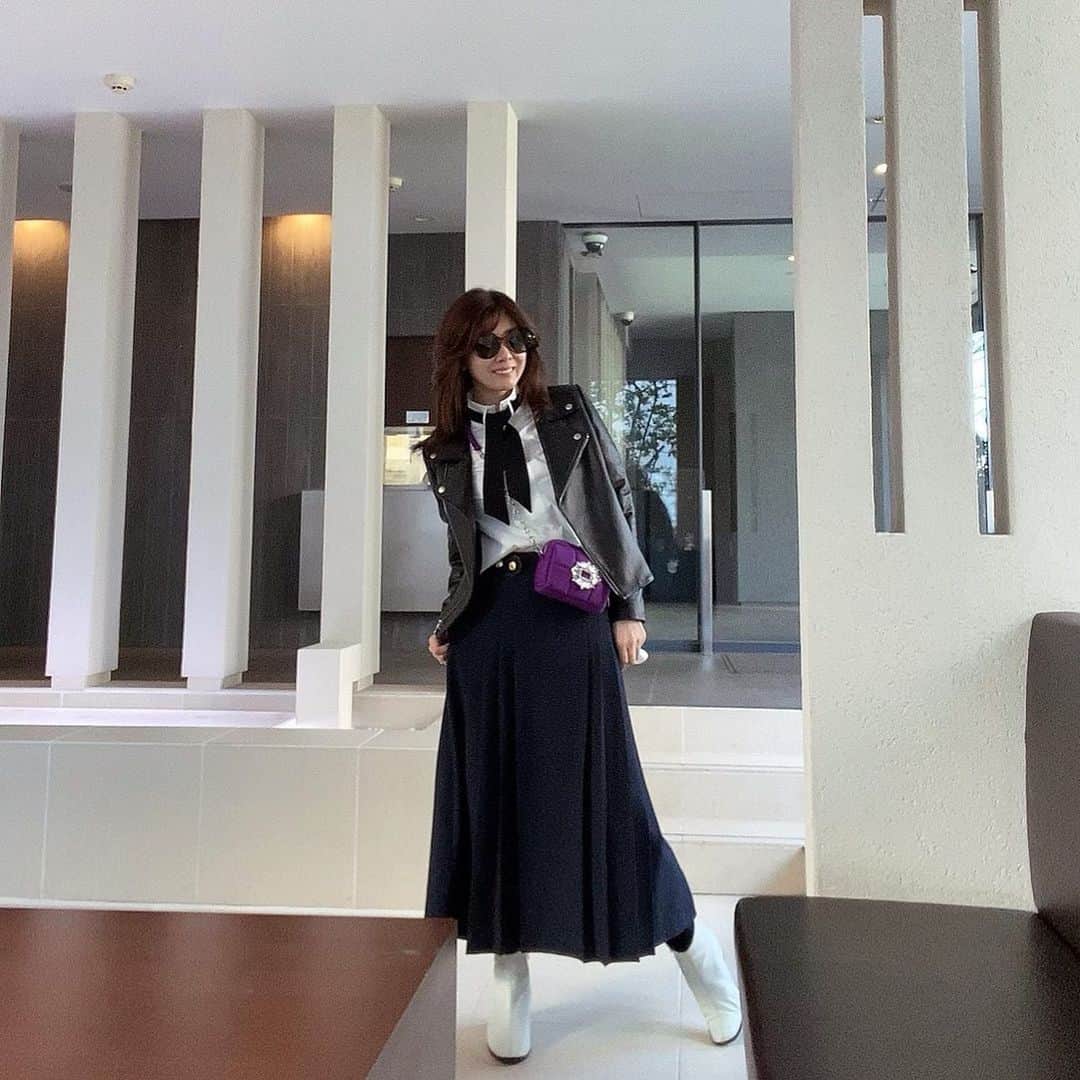 のインスタグラム：「今日は1泊2日のイデアルーチェ　@idealuce_official の宿泊プランでフォーシーズン東京大手町へ行ってきます✨ @fsotemachi   かなり前から楽しみにしていたので気分もルンルン💞  トップス以外は全てイデアコーデ✨  到着したらすぐにスパ&トリートメントで癒されてきます✨ （すっぴんなんでサングラス🕶）  全身のトリートメントは久しぶりだから嬉しい😆😆😆  ではまた後ほど✨ 今日はインスタやストーリーをいっぱいあげますね💖  #イデアコーデ #イデアルーチェ #小柴恵 #40代コーデ  #フォーシーズンズホテル東京大手町  #るんるん  #40代  #矢部美穂」