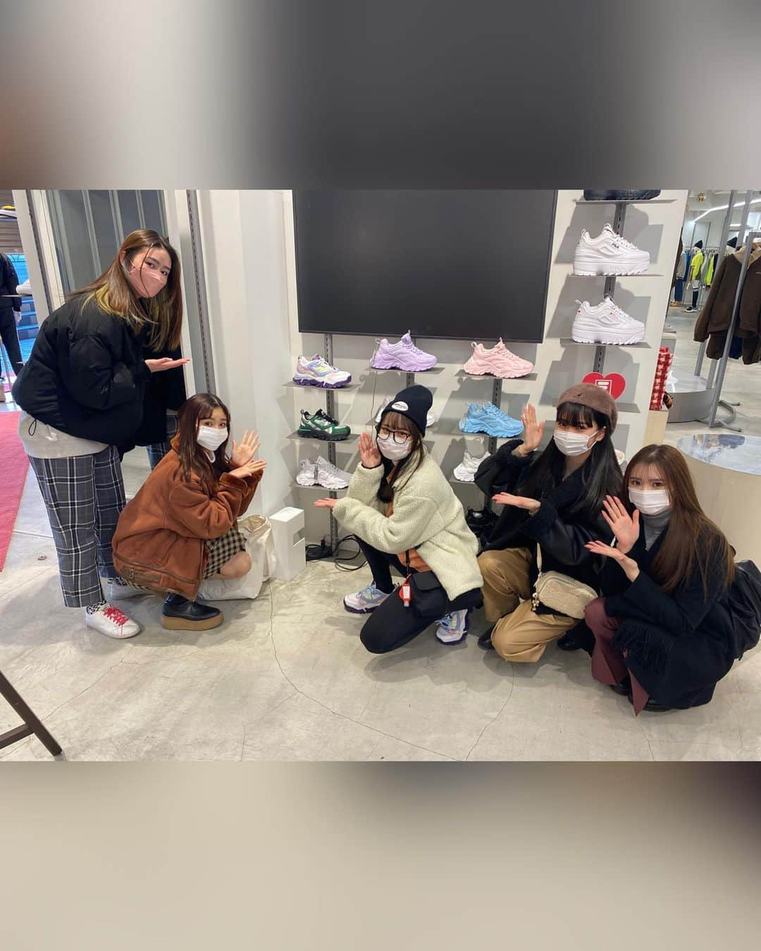 Girls²さんのインスタグラム写真 - (Girls²Instagram)「♡♡♡  本日、💕atmos pink フラッグシップ 原宿店💕さんに 柚葉&百花&未渚美&綺羅&蘭がお邪魔させていただきました！ ⁡ パネルやポスターにサインも入れさせていただきました💫 ⁡ スペシャルアイテムが好評発売中です❤️ 是非チェックしてください！ ⁡ @atmos_pink_official @fila_japan_official  ⁡ #atmospink #fila #トリプルコラボ中 #Girls2 #ガールズガールズ #80sLover #WeareGirls2 #Girls2REVOLUTIONⅡ #小田柚葉 #隅谷百花 #鶴屋美咲 #小川桜花 #増田來亜 #菱田未渚美 #山口綺羅 #原田都愛 #石井蘭」1月22日 12時00分 - girls2_official