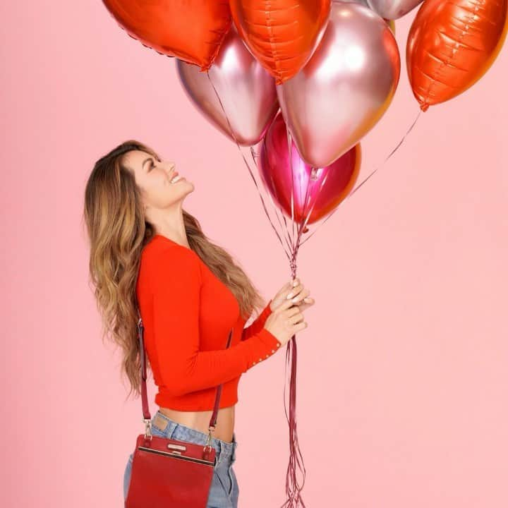 ニコールリーのインスタグラム：「Designed with love, we’ve created crush-worthy Valentine’s Day picks to make your heart skip a beat ✨♥️✨  Shop link in our Bio🥰  #nicolelee #nicoleleeusa #nicoleleeespana #nllook #lovemehatemeNL #valentinesday #valentines #handbags #love #vday #galentinesday」