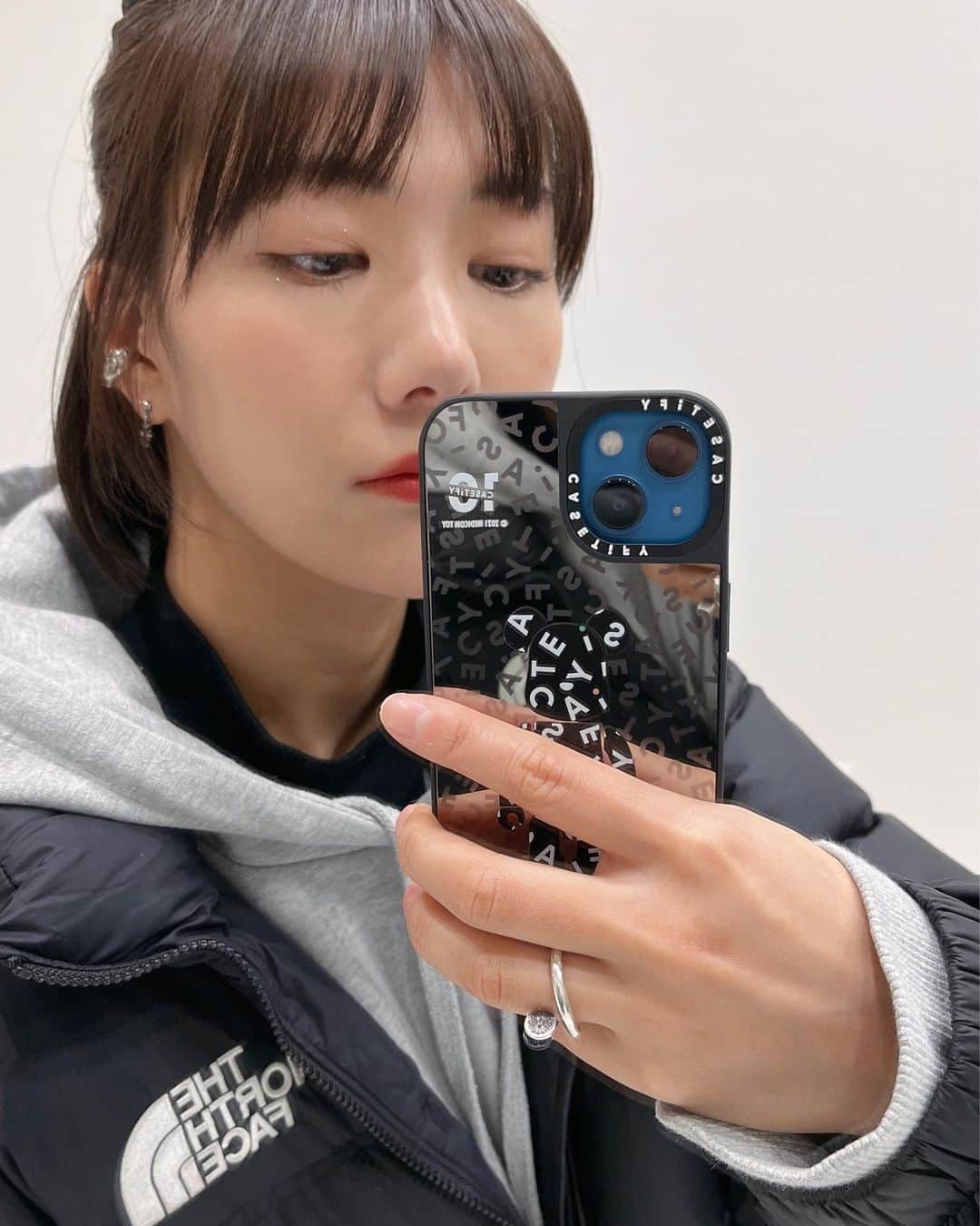 宮澤佐江のインスタグラム：「着々と髪の毛が伸びてきました…🍜 (ひっそりコツコツ伸ばしてゆきます。) (あっ、iPhoneケース変えました。) ． #BEARBRICKxCASETiFY #CASETiFY #bearbrick #medicomtoy」