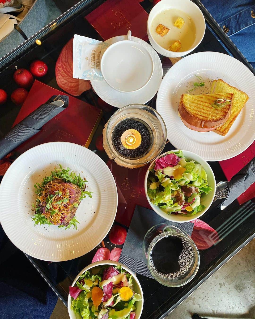 ririさんのインスタグラム写真 - (ririInstagram)「#lunch 🍽  テーブルが可愛い💕💕💕  #ニコライバーグマンカフェ」1月22日 13時07分 - riri.ribon