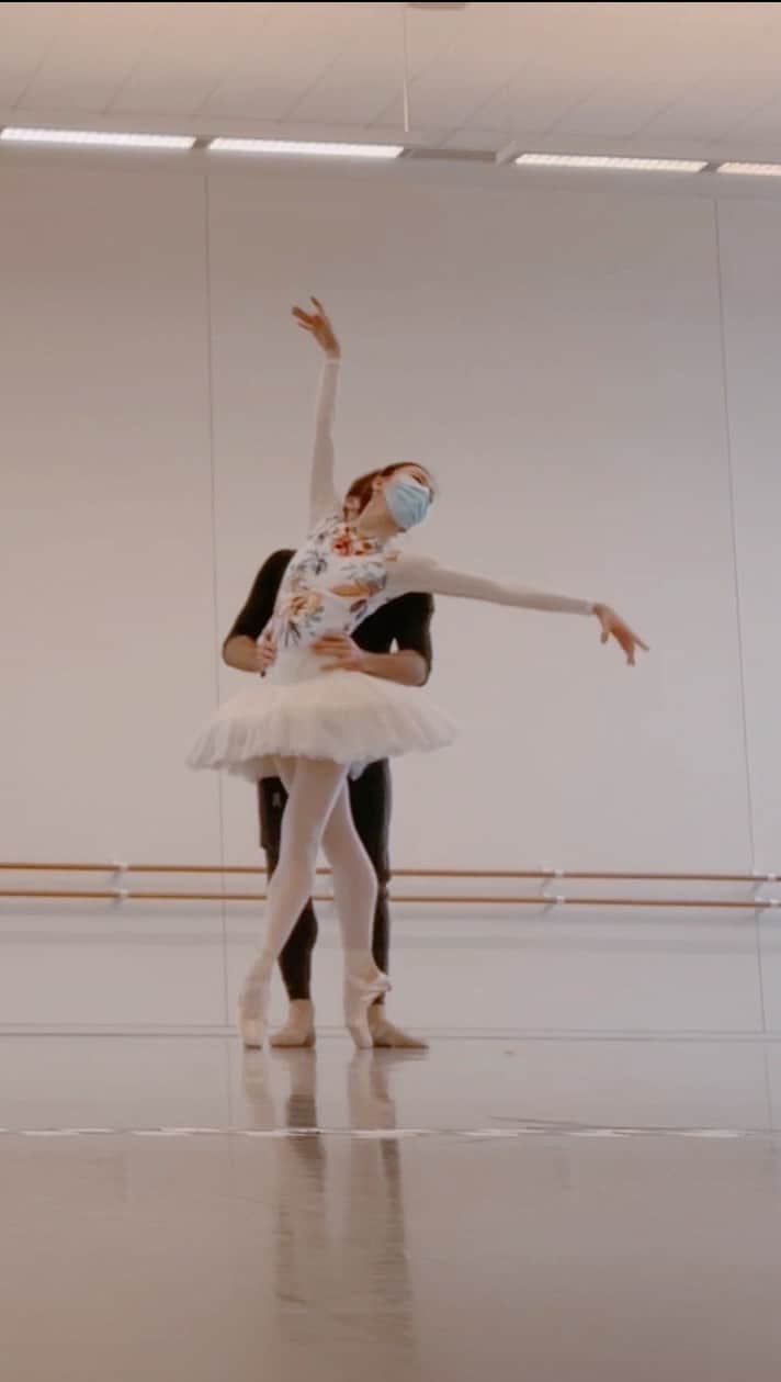 加治屋百合子のインスタグラム：「・ Work in progress. First, I need to not kick @connorlwalsh ‘s head with my foot🙈🤣  次のプログラムに向けてリハーサル中。 まずコナー君の頭を足でぶつけないようにしなくては🙈🤣  ジョージ・バランシン振付 「ジュエルズ」2月24日〜3月6日  Leotard/レオタード: @stina_official_  Pointe shoes/ ポワント: @virtisse  #ballet #ballerina #dance #dancer #artist #asian #japanese #houstonballet #rehearsal #studio #houston #leotard #jewels #バレエ #バレリーナ #ダンス #ダンサー #アーティスト #リハーサル #ジュエルズ #レオタード」