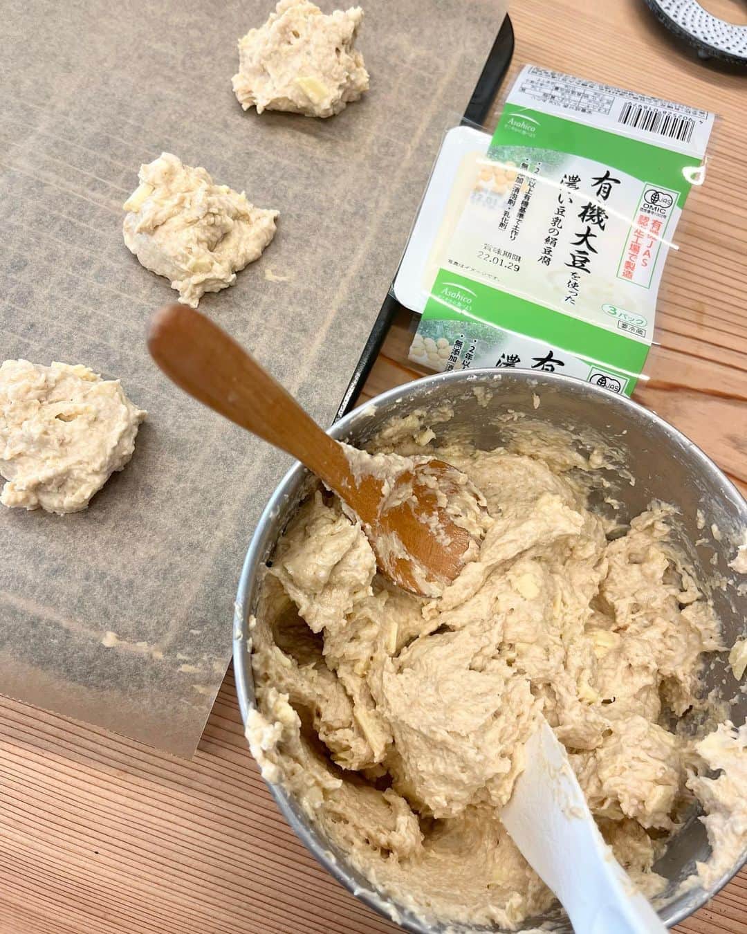 工藤静香さんのインスタグラム写真 - (工藤静香Instagram)「焼き立てホヤホヤが美味しいお豆腐パン😄　手では固まらないくらいの柔らかさで仕上げます。 お豆腐　全粒粉　てんさい糖　オリーブオイル　塩　ベーキングパウダー 混ぜて適度な硬さに調節して最後にシュレッドチーズを入れ混ぜ180度で18分くらいです。 シュレッドチーズの代わりにチョコチップを入れればおやつになります！ ハムやソーセージとチーズも美味しいです。」1月22日 13時44分 - kudo_shizuka