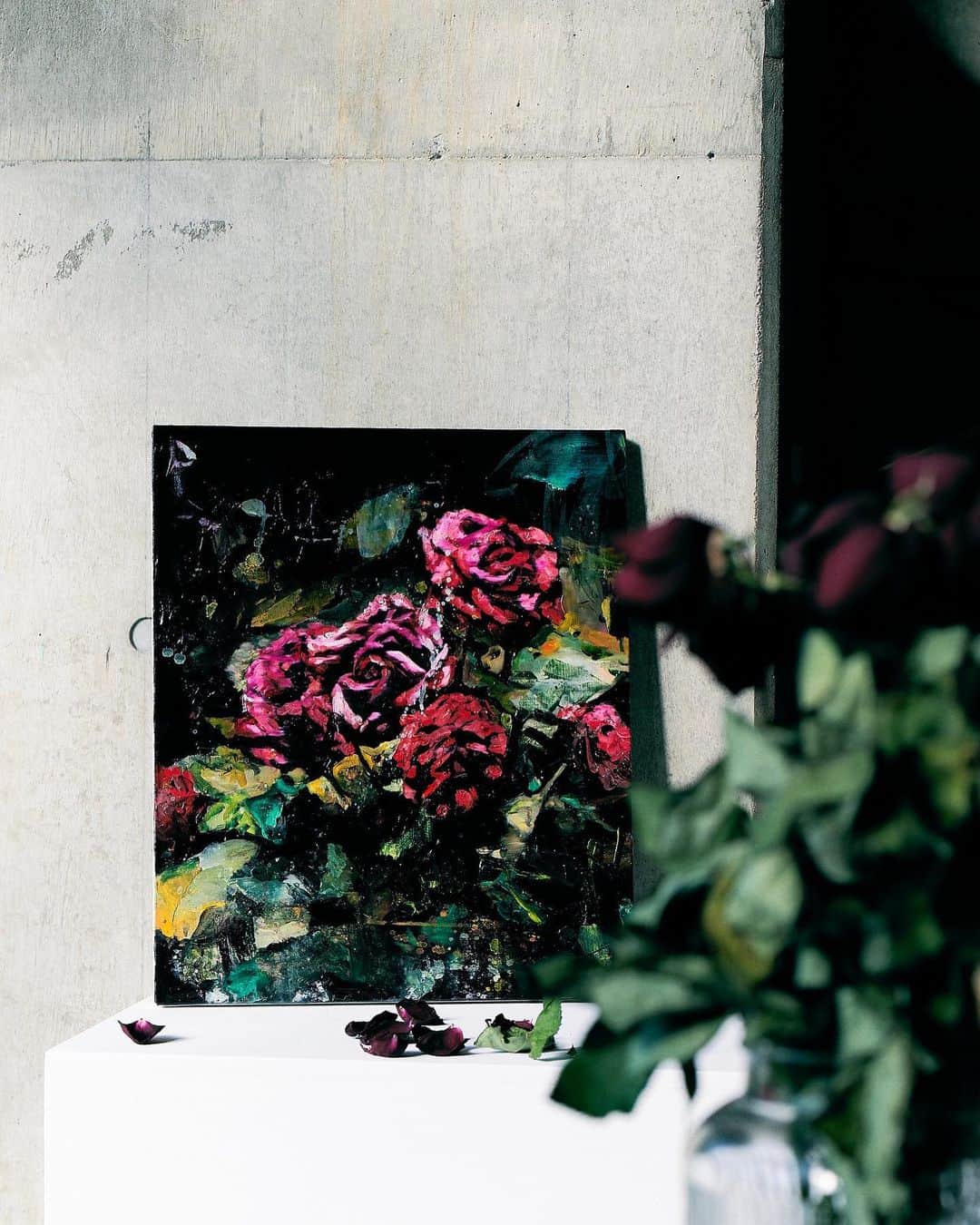 井田幸昌のインスタグラム：「Congratulations on your wonderful 10th anniversary. @marianeibrahimgallery 🌞🌏🌝  "La Vie en Rose" A celebratory group exhibition on behalf of the 10-year anniversary of the gallery.   February 5 – March 19, 2022  Exhibiting Artists: ruby onyinyechi amanze, Raphaël Barontini, Amoako Boafo, M. Florine Démosthène, Jerrell Gibbs, Maïmouna Guerresi, Mwangi Hutter, Yukimasa Ida, Ayana V. Jackson, Clotilde Jiménez, Shannon T. Lewis, Sergio Lucena, No Martins, Ian Mwesiga, Ferrari Sheppard, Zohra Opoku and Peter Uka.  -- I drew a picture of a rose this time. The language of flowers changes depending on the number of roses. The six roses seem to have the meaning of "Respect, love and share with each other. It seems that the paintings told me what I wanted to say more than I could express it in paintings.  Flowers in reality will one day wither away, but flowers in a painting will never lose their color. Both are inevitable and beautiful.  Yukimasa Ida, Rose, 2022, Oil on canvas --  #marianeibrahim #marianeibrahimgallery #Chicago #10YearAnniversary #yukimasaida @yukimasaida」