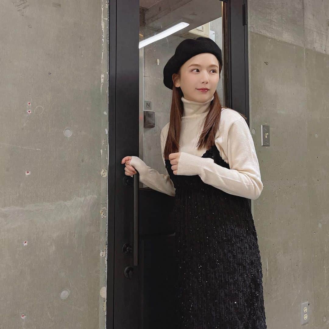 ひよんのインスタグラム：「👸🌼❤️  今日の21時から @9unq.official 新作アイテム 発売開始だよ〜❤️ 2022年初の新作たちです！ 今年になってから少し遅くなっちゃったけど、 春先にも着れるアイテムたくさん用意したから 是非チェックしてみてね☺️✨  10,000円以上お買い上げの方には 送料無料のキャンペーンも期間限定で やる予定だから @9unq.official のストーリーとかも チェックしてね🥰🚚💖  写真は新作でお気に入りのコーデでする❣️  #ひよん #ひよん服 #クアンク #新作 #9unq #꾸안꾸 #데일리룩 #데이트룩」