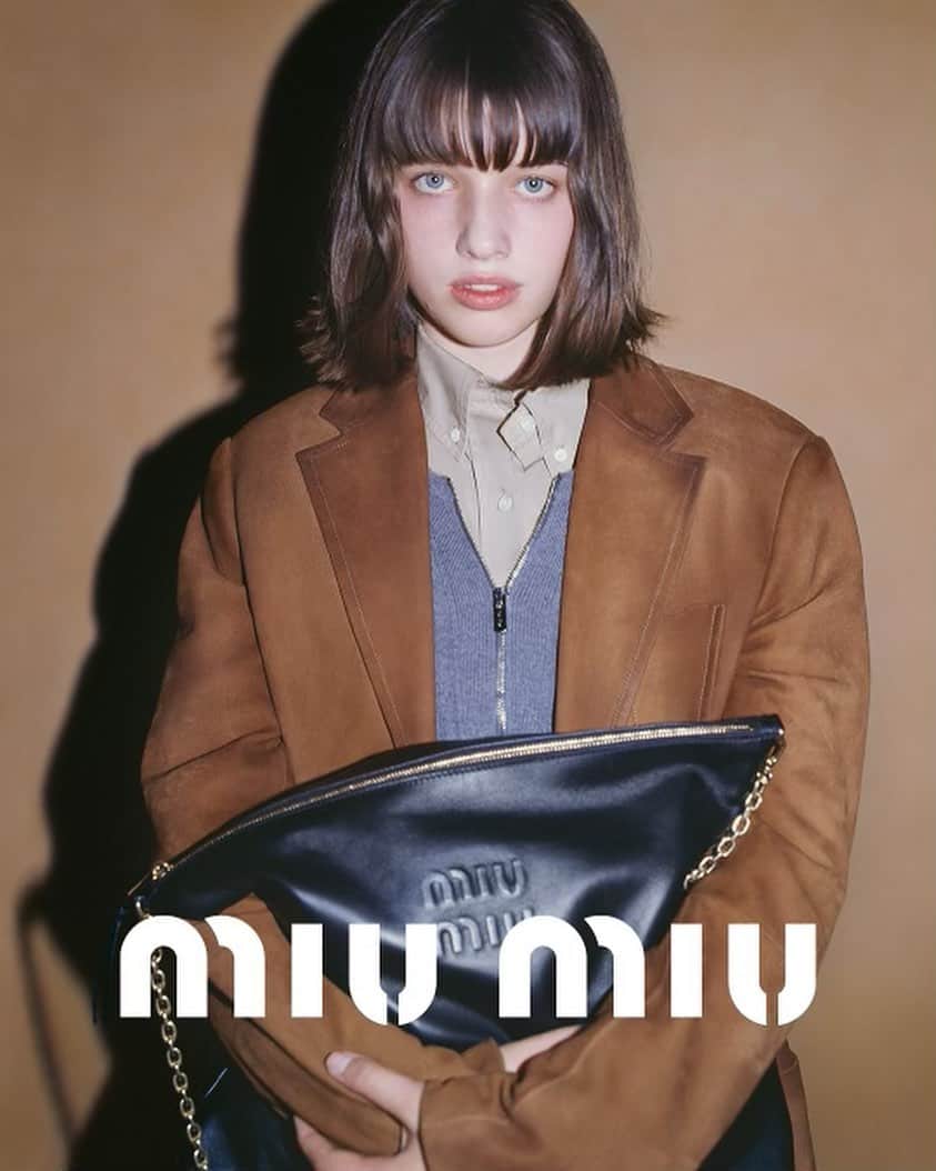 のインスタグラム：「That’s my kid. Yea that’s right.  #proudmama  ✨m i u m i u✨  @MiuMiu Basic Instincts  Photographed by @TyroneLebon Creative direction by @LinaKutsovskaya of @beg00dstudios Styled by @LottaVolkova  Booking @chrissbrenner    #MiuMiuSS22 #MiuMiu #MiucciaPrada #everanderson」