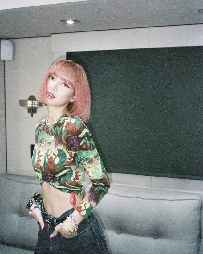 リサさんのインスタグラム写真 - (リサInstagram)「My prized possession One and only Adore ya Girl, I want ya The one I can't live without, that's you, that's you @lalalalisa_m 💓 . . . #LISA #LALISA #리사 #블랙핑크 #BLACKPINK #LALISAMANOBAN #LALISAMANOBAL #blackpinklisa #lisablackpink」1月22日 15時16分 - lisa.blackpink