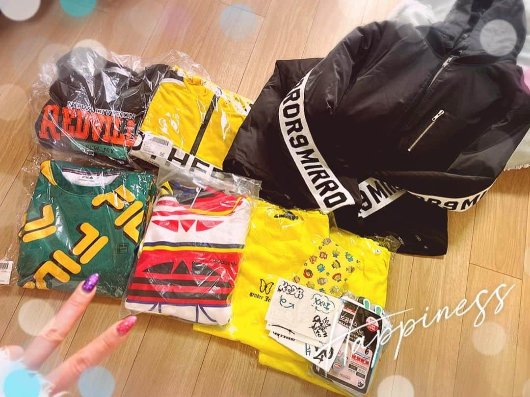 北川エリカさんのインスタグラム写真 - (北川エリカInstagram)「プレゼント🎁受け取りました♥️ 沢山の服とパックとくぅちゃんステッカー！毎回さやちむちゃん、ありがとう♥️ヾ(*´∀｀*)ノｷｬｯｷｬ adidasの買おうか迷ってて買ってなかったやつや‼️パックも丁度なくなったタイミング‼️ いつもありがとう〜♥️🐥  *  #プレゼント   #ありがたき幸せ」1月22日 15時09分 - kitagawa_erika1209