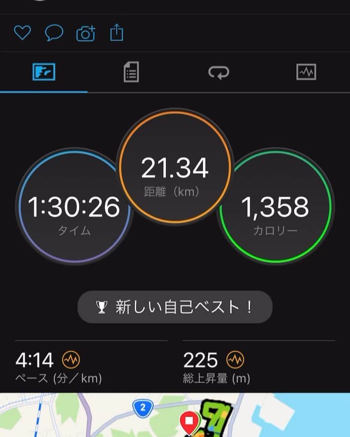茂垣敬太のインスタグラム：「先週末は40代最初のレースとして昨年に引き続き　#城下町長府マラソン に行ってきました！　来月の丸亀ハーフの前哨戦としてキロ4’20”で行こうと決めてたものの、スタートすると全て忘れてしまうのが悪い癖T_T 最初の5kmはPBペース。その後も小雨降る厳しいコンディションで石畳のコースが怖かったけど4’10”~4’15”付近で粘って丸亀の目標だったサブ90をギリギリ達成👍　激しいアップダウンと濡れた石畳の直角カーブ多い難コースだっただけに丸亀ではまだタイム上げれると期待したものの、数日後に延期の発表💥　今年の読売マラソン出るには秋までに陸連公認レースでの93分切りが必要だったけど丸亀無くなって絶望的… モチベーションは下がってないので気長にトレーニングしながらやっていこうと思います✋ 🎥❶市民ランナーあるある　レース後に30秒ガーミン止め忘れる。。  🎥❸ハーフマラソン二大会連続インタビューされるおじさん　  🎥❹ ラストは15%ほどの激坂　ここでタレなかったのでギリサブ90👍  #テンポネクスト #ハーフマラソン #クライマーランナー #s56ランナー #丸亀ハーフ ＃出たかった」