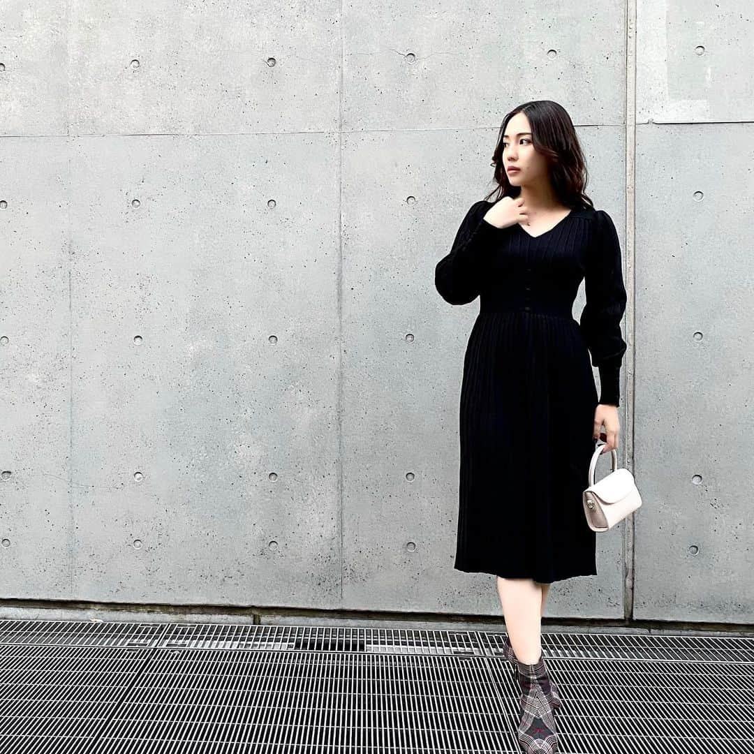 MAYUKIのインスタグラム：「流行り廃りなく使えるブラックの ニットワンピ👗🤍 @valmuer_official さんのです🎶 . #Valmuer #valmuer_official #私服」
