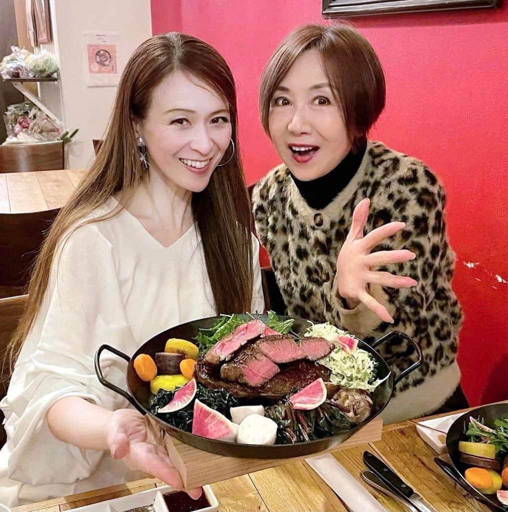 奈美悦子さんのインスタグラム写真 - (奈美悦子Instagram)「「ベジ山」新鮮野菜がたーっぷり❣️ お肉も凄いボリューム大満足❣️ 帰りに2種のお野菜がお土産で頂けますよ。😄 #駒沢 #駒澤大学 #ベジ山 #野菜 #野菜たっぷり #お肉 ＃美味しい#仲良し ＃楽しい時間＃嬉しいお土産#野菜がお土産」1月22日 17時10分 - nami.etsuko