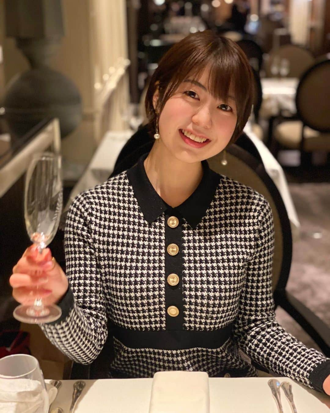 小林由依さんのインスタグラム写真 - (小林由依Instagram)「* バースデー当日ディナー🍽 ⁡ 大学時代からの友達と 合同で誕生日をお祝いしたよ🎉 ⁡ ⁡ 「フレッシュ」「ヘルシー」「ビューティー」　 がコンセプトの、3段ハイティーのついた 見た目にもあざやかなコースをいただきました💐 ⁡ ⁡ メッセージプレートとってもかわいかったし、 最後はお店の方が写真のプレゼントも してくださって嬉しかったな📸💭 ⁡ お店の雰囲気がよくてお料理もおいしくて 本当に素敵な思い出になりました🌃 ⁡ ⁡ ⁡ もう7年の仲になる友達、 毎年欠かさずお祝いしてくれて 本当にありがたい☺️ ⁡ 25歳、感謝の気持ちを忘れずにがんばりたいな✨ ⁡ ⁡」1月22日 17時25分 - yui.minny.now