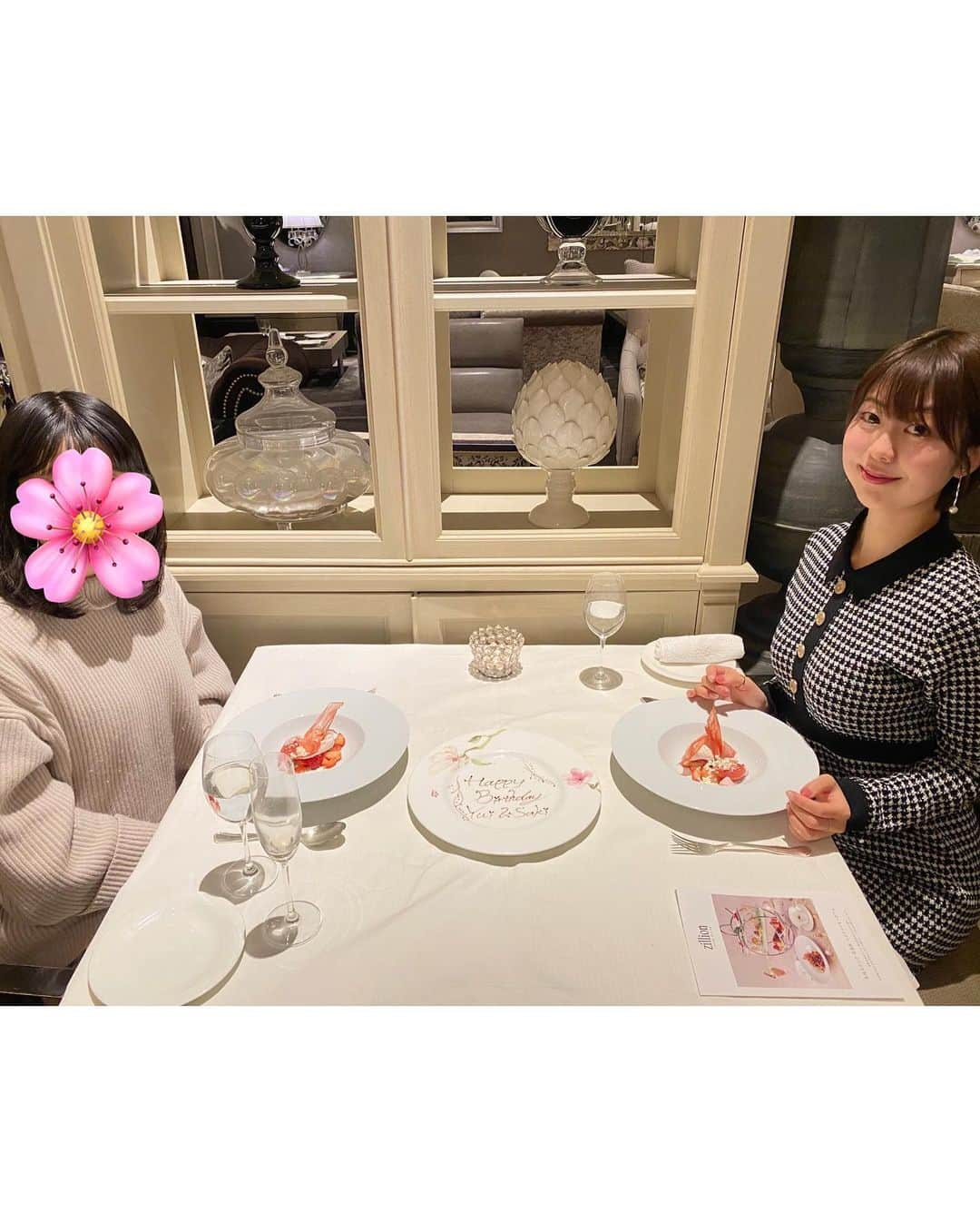 小林由依さんのインスタグラム写真 - (小林由依Instagram)「* バースデー当日ディナー🍽 ⁡ 大学時代からの友達と 合同で誕生日をお祝いしたよ🎉 ⁡ ⁡ 「フレッシュ」「ヘルシー」「ビューティー」　 がコンセプトの、3段ハイティーのついた 見た目にもあざやかなコースをいただきました💐 ⁡ ⁡ メッセージプレートとってもかわいかったし、 最後はお店の方が写真のプレゼントも してくださって嬉しかったな📸💭 ⁡ お店の雰囲気がよくてお料理もおいしくて 本当に素敵な思い出になりました🌃 ⁡ ⁡ ⁡ もう7年の仲になる友達、 毎年欠かさずお祝いしてくれて 本当にありがたい☺️ ⁡ 25歳、感謝の気持ちを忘れずにがんばりたいな✨ ⁡ ⁡」1月22日 17時25分 - yui.minny.now