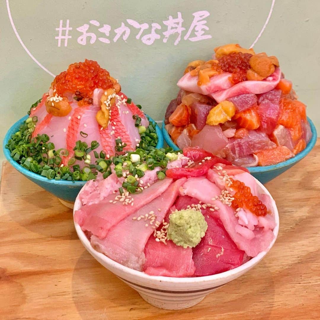 吉川ちえさんのインスタグラム写真 - (吉川ちえInstagram)「【🐟🌟🐟🌟🐟🌟🐟】 . 静岡の熱海駅の近くにある ✅おさかな丼屋🥺✌️ 有名なおさかな食堂の姉妹店🙈💓 . 地元の旬な魚の てっぺん盛りを食べれるの🧸🌈 めっちゃ新鮮で美味しかった😋‼️ . 🐟おさかな丼屋🐟 📮静岡県熱海市田原本町3-7 交通手段	 🚃東海道新幹線 熱海駅より徒歩5分 📞 05054569835 . #静岡グルメ #静岡海鮮 #海鮮丼 #おさかな丼屋 #熱海グルメ」1月22日 17時35分 - yoshikawachie_16
