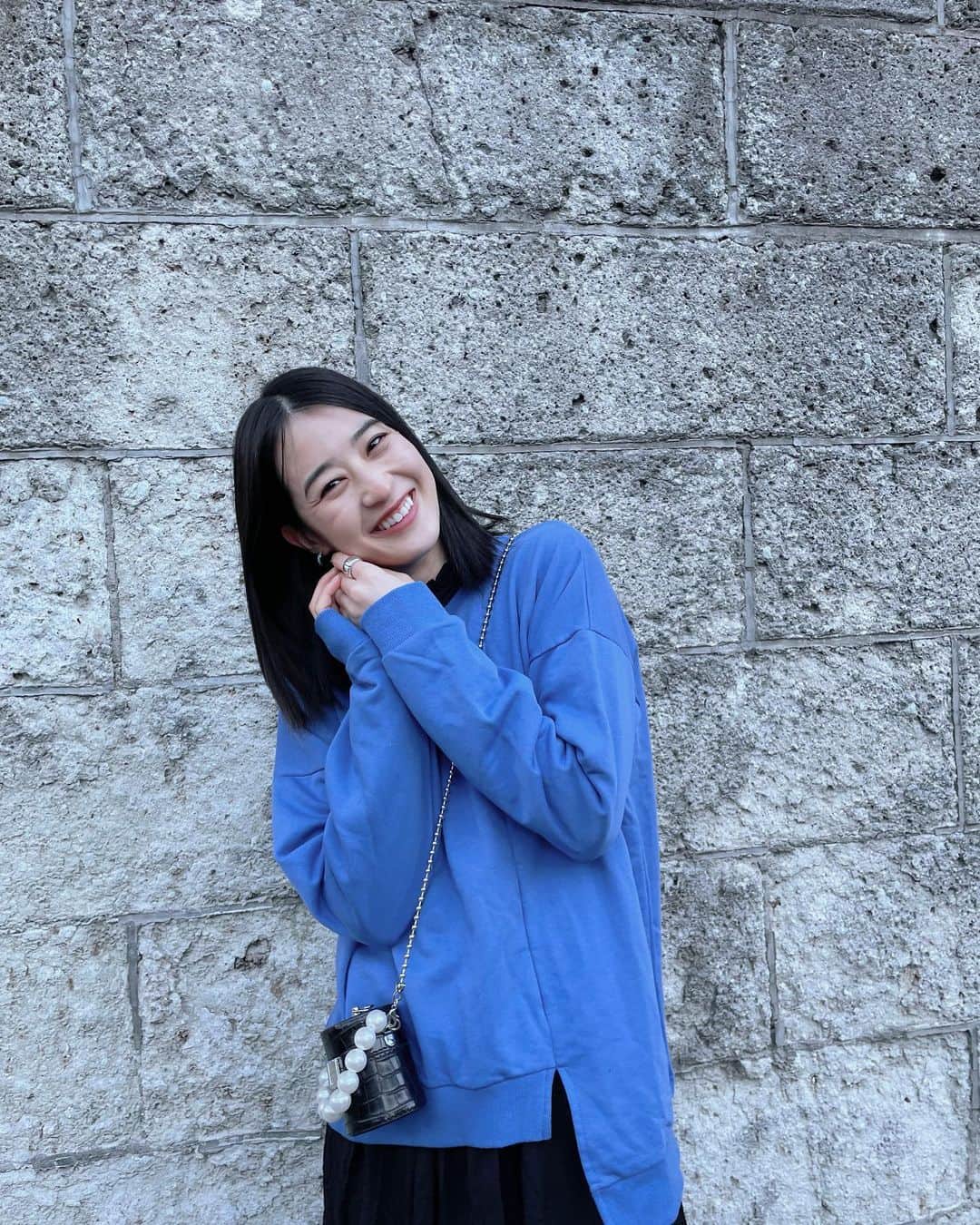 青野楓のインスタグラム：「#ブルーカエデ 💙🧞‍♂️🦋🐟🫐🧊 そろそろ寒いの飽きたよね？🤷‍♀️  てか髪伸びたーー。伸びるの早い  #kaede626style #shoplistカレッジロゴスウェットコーデ#ブルベ」