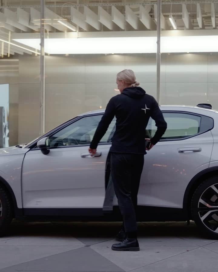 サラ・ショーストレムのインスタグラム：「A pool-star who drives a polestar, how convenient? 😉⚡️ 🏊🏼‍♀️ So happy and proud to drive electric, thanks @polestarcars  #PolestarCars #Polestar2」