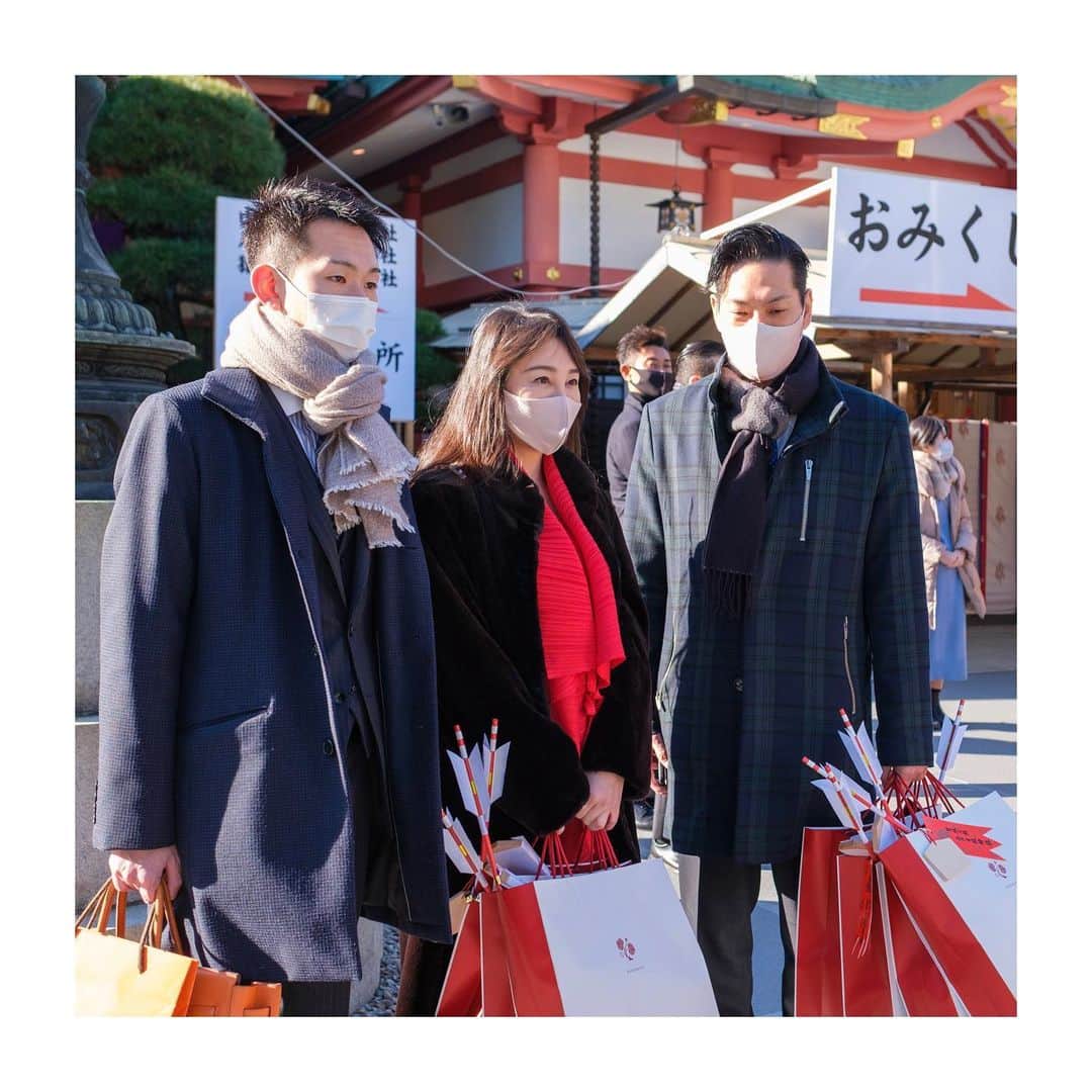 唐沢菜々江のインスタグラム：「日枝神社⛩✨ 新年スタートの1月5日に うちのグループの幹部達と 参拝してまいりました☺️❣️ ㅤㅤㅤㅤㅤㅤㅤㅤㅤㅤㅤㅤㅤ 3枚目の写真は お守りなど選んでる時に 思いの外仰け反っていた瞬間を 撮られていました🤣📸笑 ㅤㅤㅤㅤㅤㅤㅤㅤㅤㅤㅤㅤㅤ 4枚目は YouTubeにもよく出演している 黒服の佐藤くん🤵🏻🍷 いつの間に ソロ撮影してたのかしら🤭❓笑 ㅤㅤㅤㅤㅤㅤㅤㅤㅤㅤㅤㅤㅤ この日は新年顔合わせ会もあり そんな様子もYouTubeで公開されますので 皆様お楽しみに〜🥰✨ ㅤㅤㅤㅤㅤㅤㅤㅤㅤㅤㅤㅤㅤ 撮影の時はフェイスガードを 外させていただいております☺️ ㅤㅤㅤㅤㅤㅤㅤㅤㅤㅤㅤㅤㅤ *・。*゜・。・o゜・。*゜・。・o*゜・。*゜・。・  YouTube【銀座ななえチャンネル】では、 Instagramでお伝えしきれない 様々な情報を発信しています‼️ プロフィールのURLをタップしてね🤗‼️ @nanae.karasawa  *・。*゜・。・o゜・。*゜・。・o*゜・。*゜・。・ ㅤㅤㅤㅤㅤㅤㅤㅤㅤㅤㅤㅤㅤ #日枝神社 #参拝 #初詣 #新年 #2022年 #銀座参拝#銀座初詣#銀座ママ #唐沢菜々江 #ななえママ #菜々江ママ #クラブNanae #銀座 #東京 #クラブ #銀座クラブ #高級クラブ  #着物 #ホステス #youtube #ユーチューブ #youtuber #ユーチューバー #銀座ななえチャンネル」