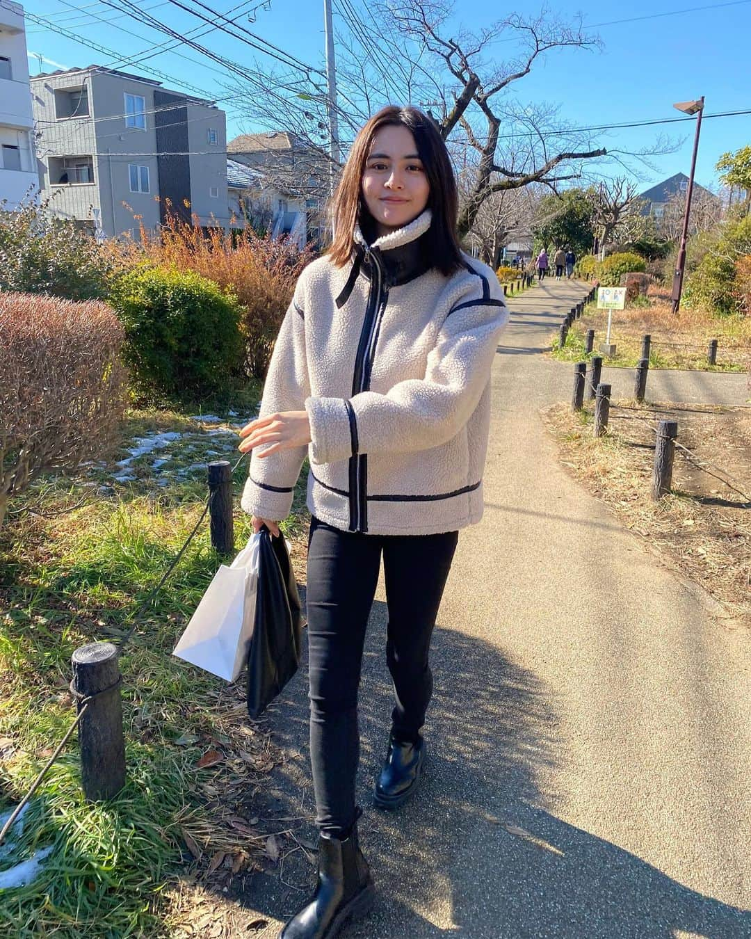 岩田絵莉佳さんのインスタグラム写真 - (岩田絵莉佳Instagram)「いつかの#ootd . @undixcors_official さんの エコレザーボンディングジャケット . レザーとボアのバランス最高！ 形とサイズ感最高！ . . . 初対面の方々(カメラマンさんやヘアメイクさん)に 驚かれるのが私の性格や服装について . 事務所のHPや仕事のあがりで私のイメージは だいぶふわふわな甘めみたい。。。 . ほど遠いよね…笑 . 好きなものは少年漫画、ゲームにフットサル 声は低めで服装はメンズライク 性格は真面目なコツコツ人間 . 総じて3枚目の写真みたいにモデルになりきれない モデルです。笑 . . . こんな岩田をこれからもよろしくです #私について #誰得 ？」1月22日 18時38分 - 15erika11