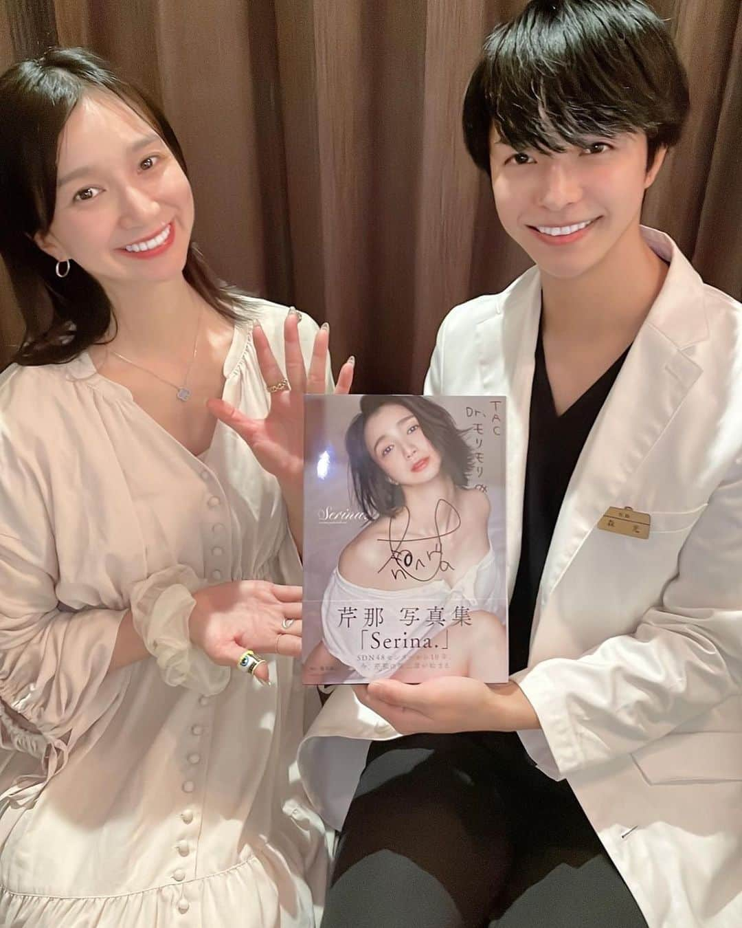 芹那さんのインスタグラム写真 - (芹那Instagram)「#美容day 🌷.*💆🏻‍♀️  恋せわで共演して以来仲良くしてもらっているDr.モリモリ @traveler55morimori のいる @dr.morimori_tac へ🏥💁🏻‍♀️ 毛穴をきれーにして美容液たっぷり浸透👍🏻´-細かい汚れもしっかり取っていただきとってもおはだがツルッツルに👩🏻‍🦲❣️✨ #ノーファンデ 生活 #エレクトロポレーション  #ハイドラフェイシャル #大阪 #銀座 #美容クリニック   PS モリモリのTikTokみてみてみて🤣可愛い顔してすごく陽キャなの🤪🥁👏🏻とっても面白いよ☺️」1月22日 18時38分 - serinaofficial