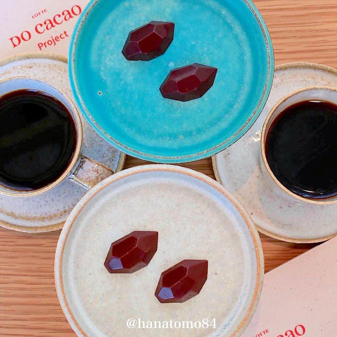 のインスタグラム：「. . . 【ミシェランシェフの鳥羽周作氏がロッテとコラボレーション】  鳥羽周作氏が手掛ける代々木上原のレストラン『 sio 』と 表参道の『 Hotel’s(ホテルズ) 』各店にて カカオをテーマにした限定メニューが登場しているよ！  今回はご招待いただき、イベントを体験させていただきました。(今回はHotel’sで体験)  アボカドのスモーブローから〆のデザートまで その美味しさに最後まで驚きっぱなし！  中でも印象深いのが 同店のスペシャリテ「 鳩と雑穀米 」を 特別にアレンジした「 鳩とカカオ 」  鳩、イチジク、雑穀米、DO Cacao chocolate のバランスが とにかく絶妙で、この味わいはまさに新感覚！ それぞれが持つ旨味、苦味、甘味が絶妙に絡まり 一口食べて「美味しい！」と叫んだほど。 カカオの奥深さを改めて感じたメニューでした！  こちらには、カカオ入りの新アルコール飲料 「 CACAO＆HOP 」をペアリングに。 ホップの華やかな香りとカカオの味わいが しっかりマッチしてて、料理との相性も抜群だったよ！  食後には「 DO Cacao chocolate 」の サンプリングをコーヒーと一緒に。 ※ DO Cacao chocolate は2種類  “ カカオ59 ”は、ベリーやレーズンを思わせる香りが特徴。 果実を食べているかのような美味しさだよ！  もう一方の“ カカオ70 ”は 程よい苦味とフルーティーな香りが印象的。 しっかりとした酸味があり、個人的には好みだったな〜  このイベントを体験して カカオが持つ新しい魅力に出会えました。 カカオって本当におもしろい！  今後は、カカオを使った料理やスイーツに 注目していきたいと思います。  ▼エリア検索 ↪︎ #はなとも表参道  ✴︎———✴︎———✴︎———✴︎———✴︎———✴︎———✴︎  【鳥羽周作×ロッテのコラボレーションメニュー】  期間：2022年1月13日(木)～25日(火)  店名 : 『 sio 』 住所：東京都渋谷区上原1-35−3 電話番号 : 03-6804-7607 コラボレーション料理：「鯖とカカオ」  ※ランチ／ディナーの全てのコースで提供 ※公式アカウント @sioyoyogiuehara  店名 : 『 Hotel’s(ホテルズ) 』 住所：東京都港区北青山3-4-3 ののあおやま2階 電話番号 : 03-6804-5699 コラボレーション料理：「鳩とカカオ」 ※ランチはスペシャルコースでの提供 ディナーは全てのコースで提供 ※公式アカウント @hotels_kitaaoyama  ✴︎———✴︎———✴︎———✴︎———✴︎———✴︎———✴︎  #PR #ロッテのものづくり #DOCacao #カカオ #DOCacaoチョコレート #チョコレート #LOTTE #ロッテ #DOCACAO」