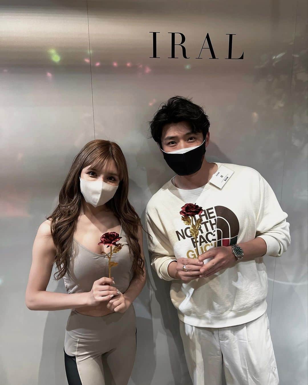 小原優花のインスタグラム：「大変遅ればせながらIRAL《 @iral_official 》伊勢丹Popup、ありがとうございました！🥰✨  今回、黄皓さん《 @haohaohaokun 》が開催されたMirror Fitさん《 @mirror_fit 》のイベントに参加させて頂き、大変素晴らしい経験となりました🙇‍♀️✨  黄皓さん、スタッフの方々、そしてご来店いただいた皆様へ心より感謝申し上げます🙏🏻🍀  私も期間中はなるべく店頭へ行き、お客様からの生の声をたくさん聞く事ができて本当に嬉しかったです！❤️🥺  モチベーションの上がるおしゃれなウェアを通して、皆様のダイエットやボディメイク、健康的なライフスタイルを応援したいという想いで、これからもこだわりのウェアやアパレルを作り続けていきます❣🙆‍♀️️🎽  今回はお友達やフィットネスをしている方にもスタッフさんとしてご協力いただきました👩‍❤️‍👩💕 はるかちゃん《 @haruchimu1111 》、ゆいかちゃん《 @yuika_matsuda.official 》とのお写真💓🤳  お忙しい中、お力添え下さった皆様、本当にありがとうございました🙇‍♀️❣️ ・ ・ 最後に同じブースでPopupしていたお洒落なマウスウォッシュのyetさん《 @yet_mouthwash 》✨ 持ち運びに便利な個装タイプGETしました😍💜💜  フレーバーがローズ・レモン・アールグレイがあります🌹🍋☕️ ぜひチェックしてみてください🥺💕」