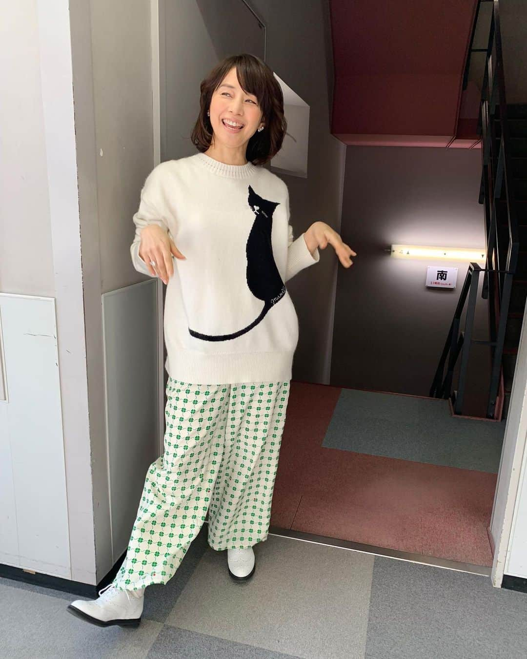 石田ゆり子のインスタグラム：「おはようございます🌞 昨日、王様のブランチに 生放送でお邪魔した時に 着ていたのは 黒猫のセーターと 四葉のクローバー柄のパンツ。 アクセサリーはパールでした。 白いウイングチップで リラックス感を引き締めております😊 お茶目なアイテムにも じつは目がないものでして。」