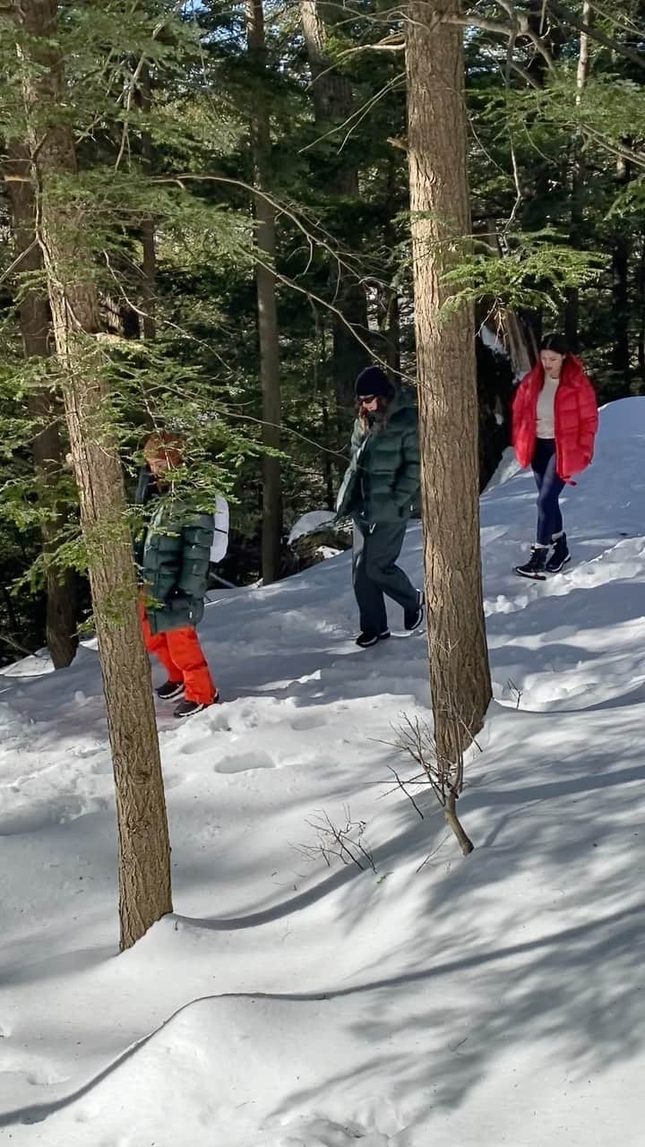 ハンターブーツのインスタグラム：「#AdventureHunters exploring the snow-covered Catskill Mountains in New York.  The Hunter Winter collection has been designed to keep you warm in temperatures as low as -22°C (-7°F).   Follow the link in bio to shop #HunterBoots  Shot by: @garesai」