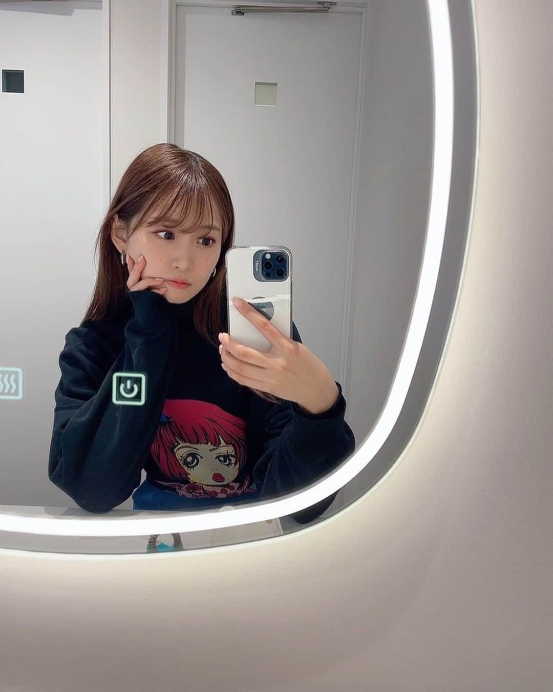 芹澤優のインスタグラム：「，  💄  私服 トップス　#jouetie  パンツ　#amail  バッグ　#marcjacobs   持ってる飴は帰り際定員さんがくれました！子供に見えたのかな👶✨ そんなわけないか、笑  #私服でキャラ物着ちゃう女 #好きなんだからしょうがない女 #ご近所物語すきすぎる女 #ハッシュタグめんどくさい女」