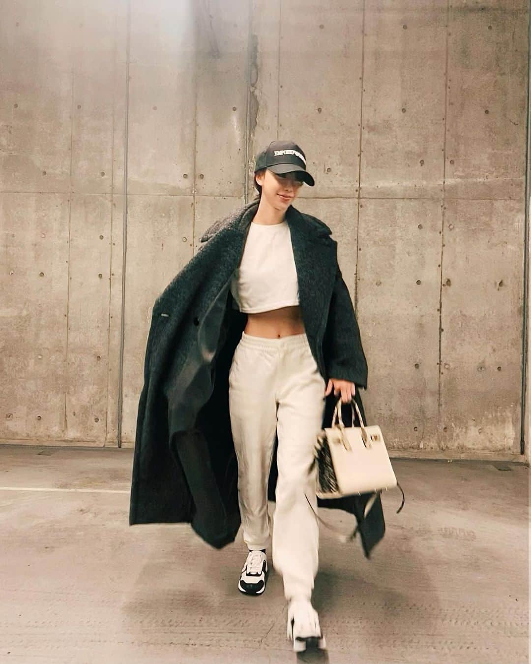 秋倉諒子のインスタグラム：「この時期は お腹の冷えに気をつけましょう❄️😂  私服 Cap @emporioarmani  Sweat @adidasoriginals  Shoes @gucci  Bag @ysl  Coat @maisonspecial_women」