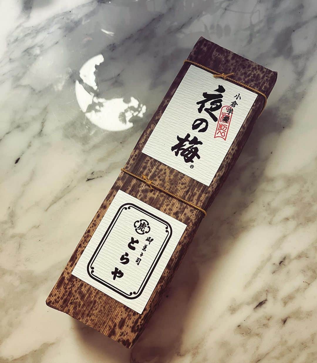 のインスタグラム：「@toraya.wagashi #和菓子は宇宙です♡ #こんな素敵な出会いがあるなんて#幸せすぎます✨#わたしにとって 虎屋の羊羹は特別なもの#夜の梅とおもかげ#豊かな気持ち  出会えてうれしいはいくつもあるけれど 今夜の出会いはなかなか味わえないものでした  言葉だけではなくてその人たちから醸し出すもので  きっとそれは継ぎ接ぎのように作られたものではなくて、長い時間の中で当たり前につくられてきた空気なんだと思いました  きっとこの中にも入っていたんだと♡感じました  しあわせ🙏🏻💛だな ありがとうございました」