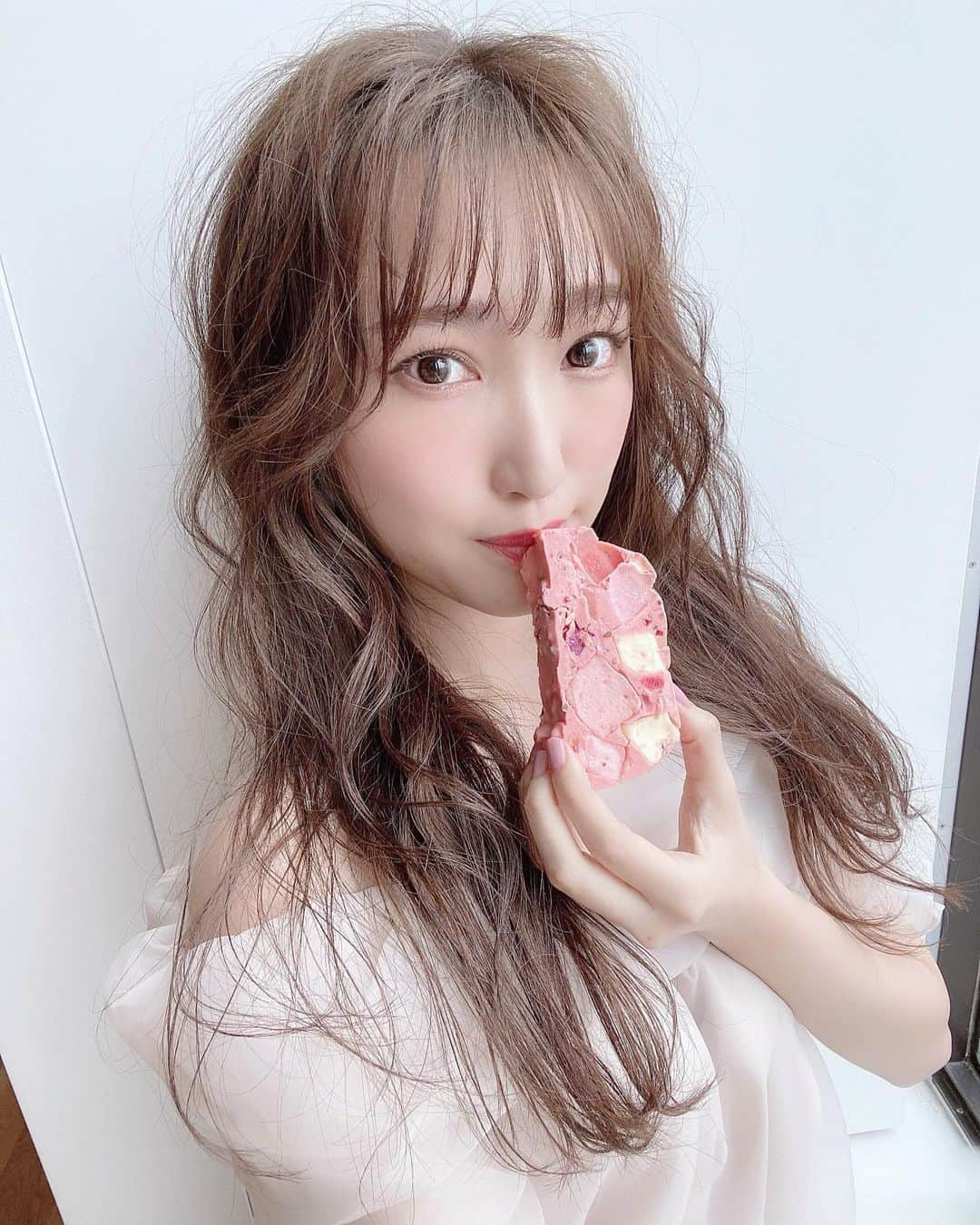 原かれんさんのインスタグラム写真 - (原かれんInstagram)「᯽ 撮影後美味しく頂きました🍓♡ . . . . . . . ♡︎2022.1.21発売♡︎ ☁️ Ray 3月号 女のコグラビア ☁️ . . . . . . . #原かれん #かれんたん #nmb48 #ぴろぴろ  #きゅんmart  #idol #ピンク #pink  #アイドル  #Ray #ray3月号 #女のコぐらびあ #ファッション誌 #ファッション誌掲載 #茶髪 #茶髪ロング #外巻き #ブラウンアッシュ #ピンクチョコレート #チョコレート #チョコレート好き #chocolate #バレンタイン #チョコ #ストロベリーチョコ #valentine #아이돌」1月22日 21時48分 - karen_hara315