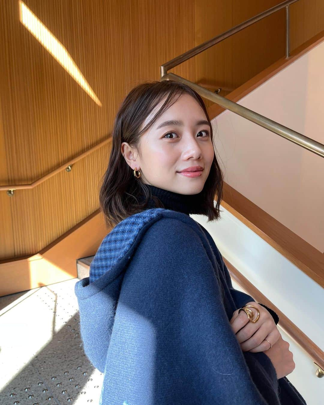 伊原葵さんのインスタグラム写真 - (伊原葵Instagram)「ミーティング前の私🦋🦋 羽織るだけでいい感じにしてくれる @fendi ポンチョ♡  前髪あり好評で嬉しいんだけど 扱いがほんとーに難しい😩 毎日ヘアメイクさんにしてほしい😫笑  #aocode #fendi #fendiofficial」1月22日 22時20分 - aoi186