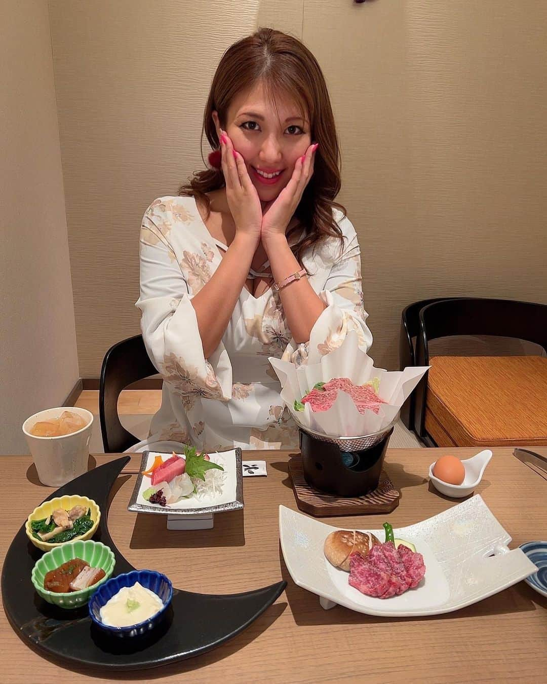 神谷麻美さんのインスタグラム写真 - (神谷麻美Instagram)「#日本料理 美味しかったぁ🥰💕🌸💕  #佐賀牛 の #すき焼き、 #溶岩焼き 美味しすぎたぁ🥰🐃🪨❤️‍🔥 湯葉好き🥰💫   #六献 👘✨  #完全個室店 #品川グルメ #品川ディナー」1月22日 22時44分 - asamice428